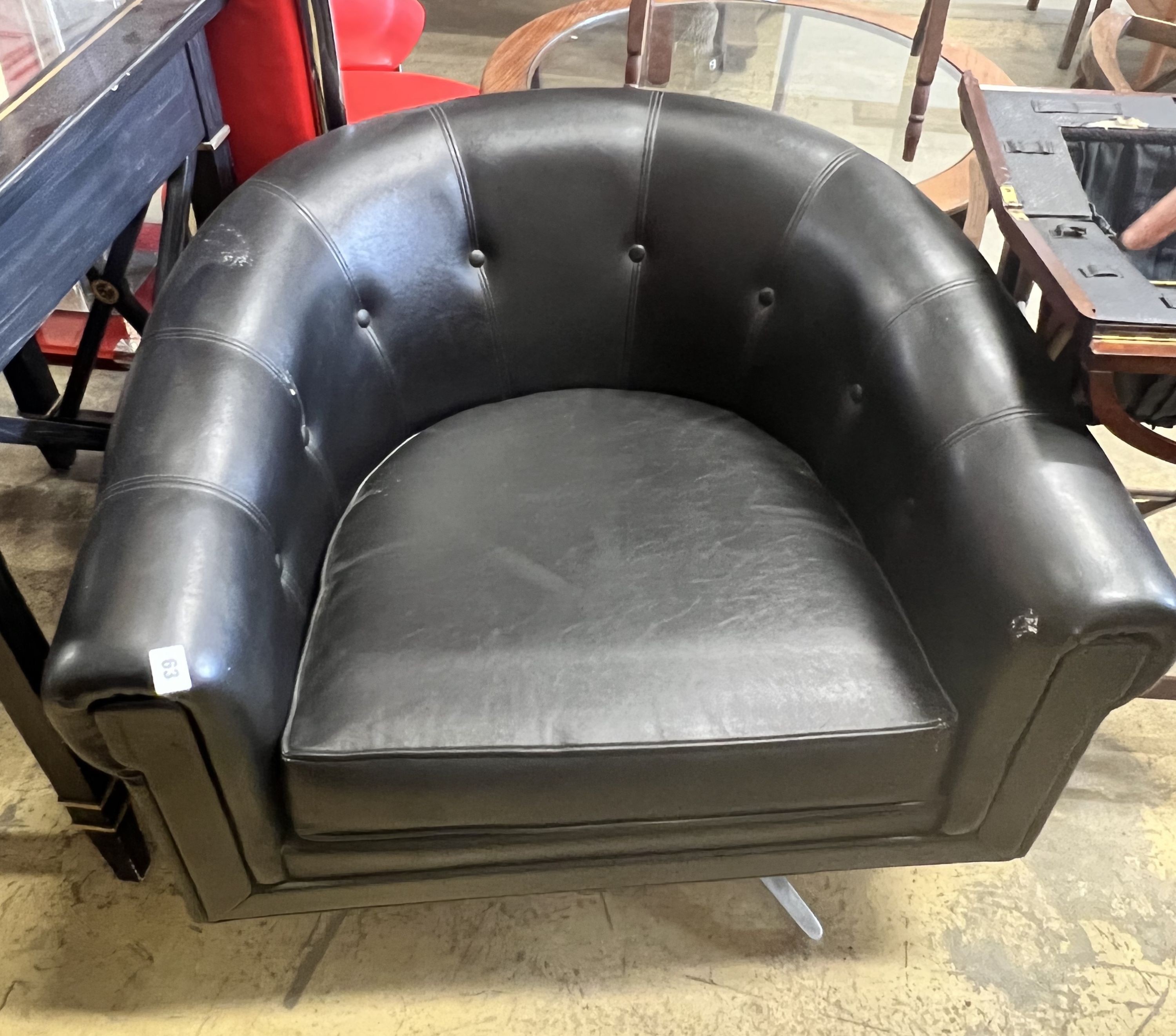 A contemporary leatherette swivel chair, width 84cm, depth 76cm, height 61cm